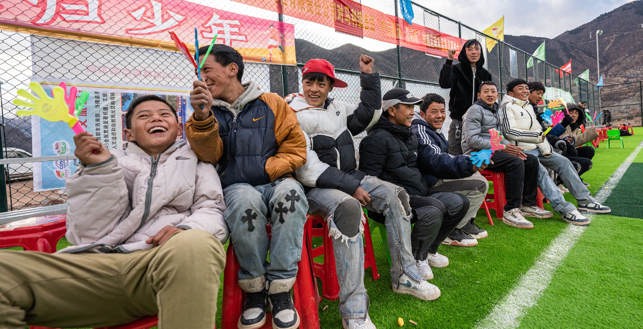 观众席上的助威声不断，为球队加油