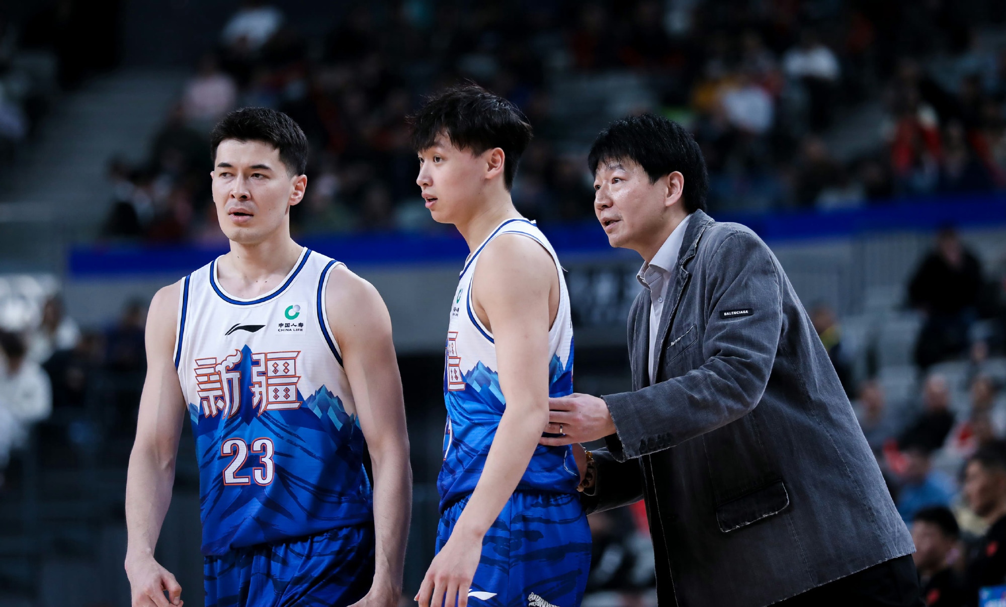 开云体育入口-山东男篮与新疆队交手备战备受关注