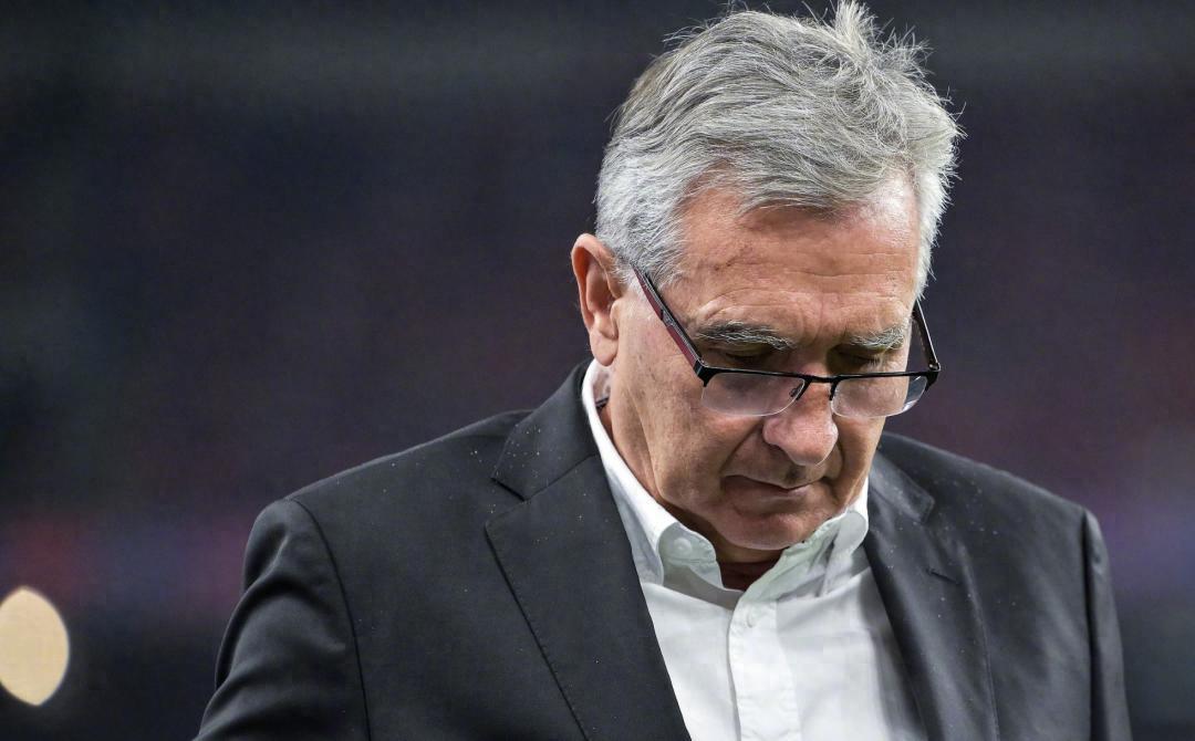 足球队遇到连败危机，主教练面临下课风波