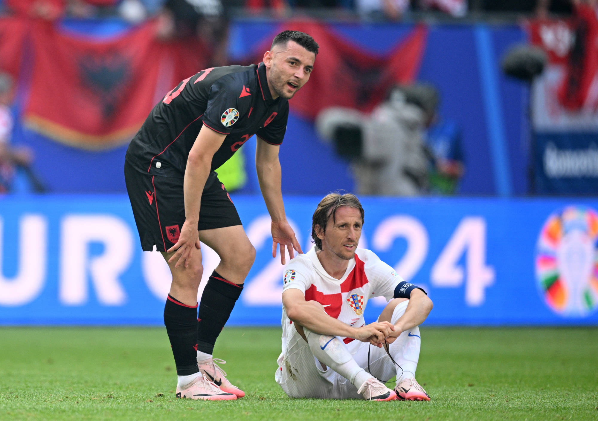 开云平台-欧洲杯冠军接受采访感言，球迷热切期待未来表现