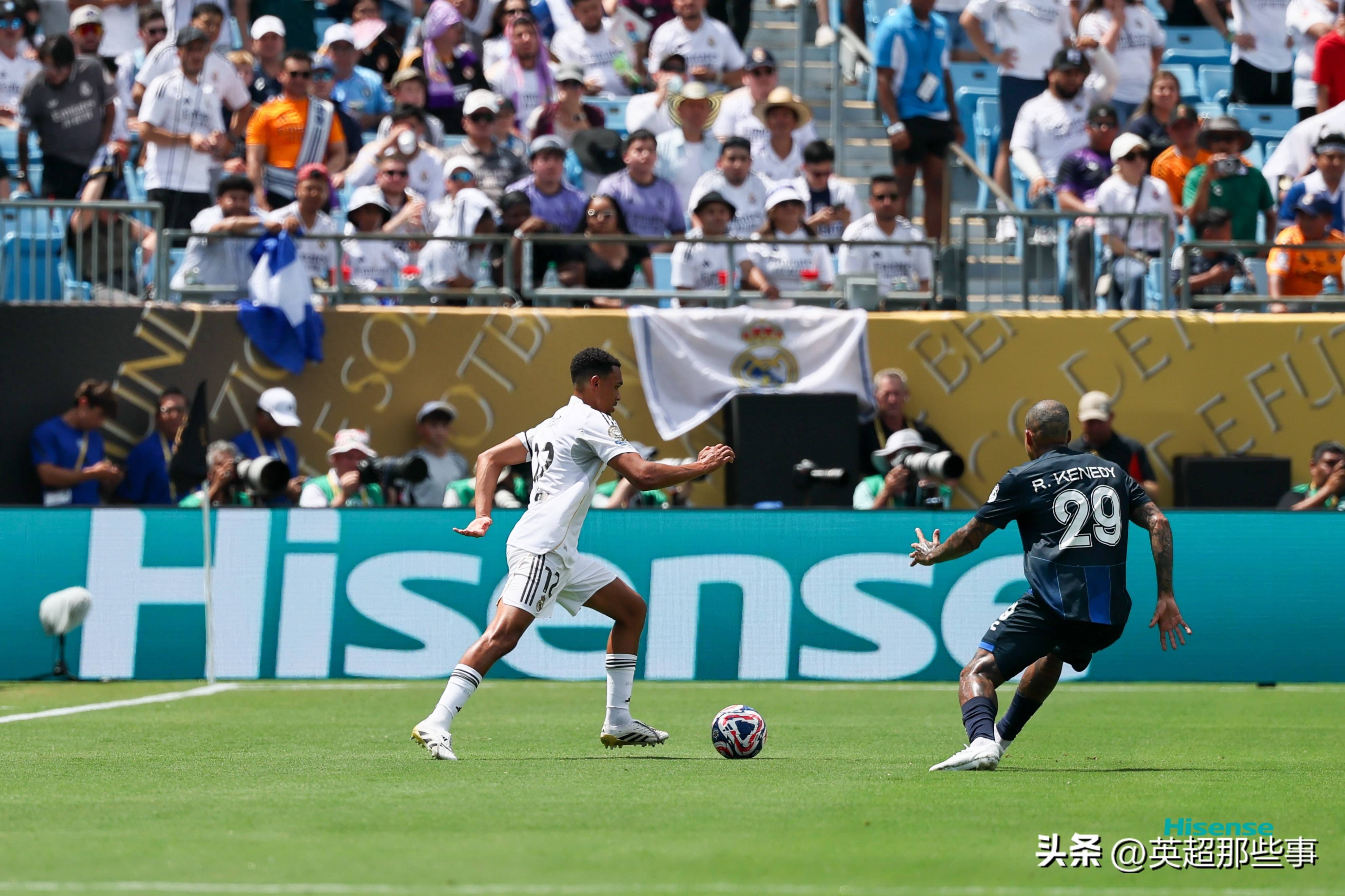 开云体育下载-足球赛场战火连连，顶尖球队相互较量