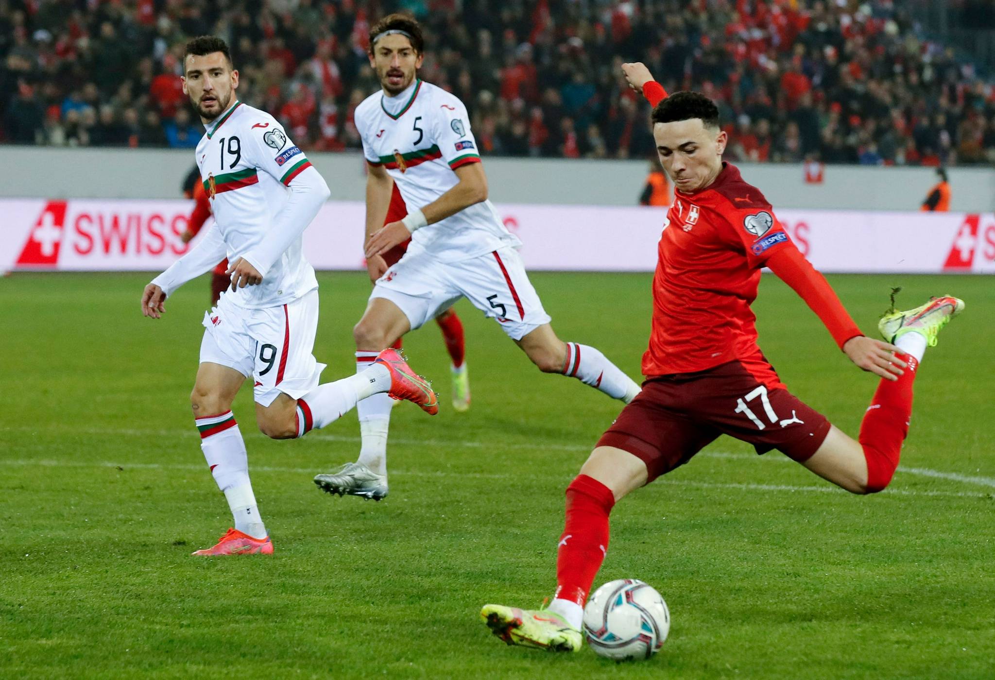 包含史蒂文尼奇主场大胜，领跑积分榜的词条