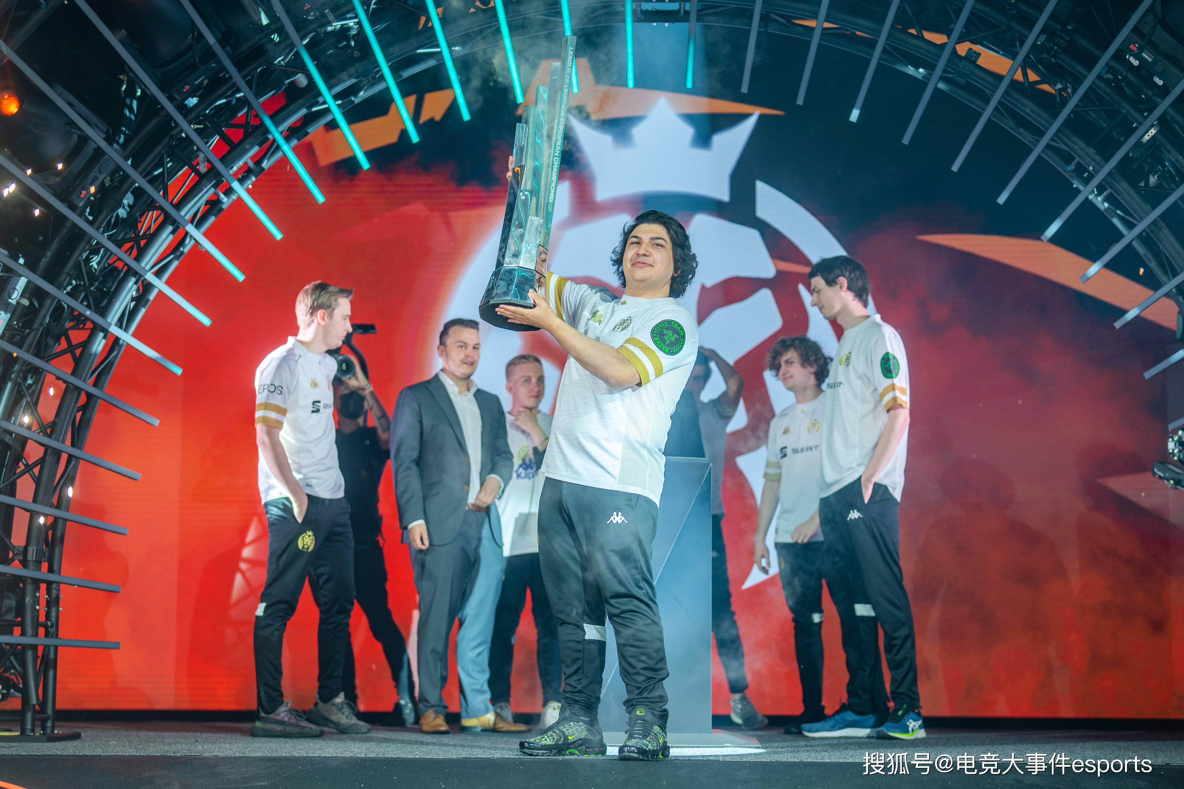 开云体育-MAD力克FNC，Bin团战一打五宿命之战全球总决赛，技惊四座